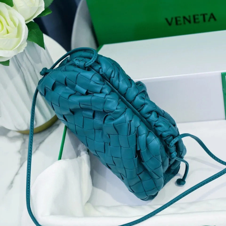 Batch 1260 large grid weaving The pouch cloud bag is the first series designed by former Celine designer Daniel Lee after joining BV. The upper body is extremely ecstatic ~ fashionable and classy ~ elegant and concise, lazy and intellectual size: 23*13*8 [Little Cloud Rough Weave#]